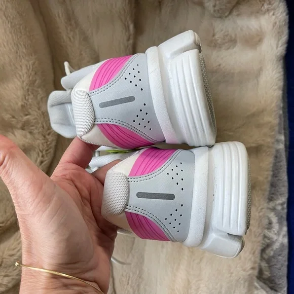 Nike - Picture 6 of 9